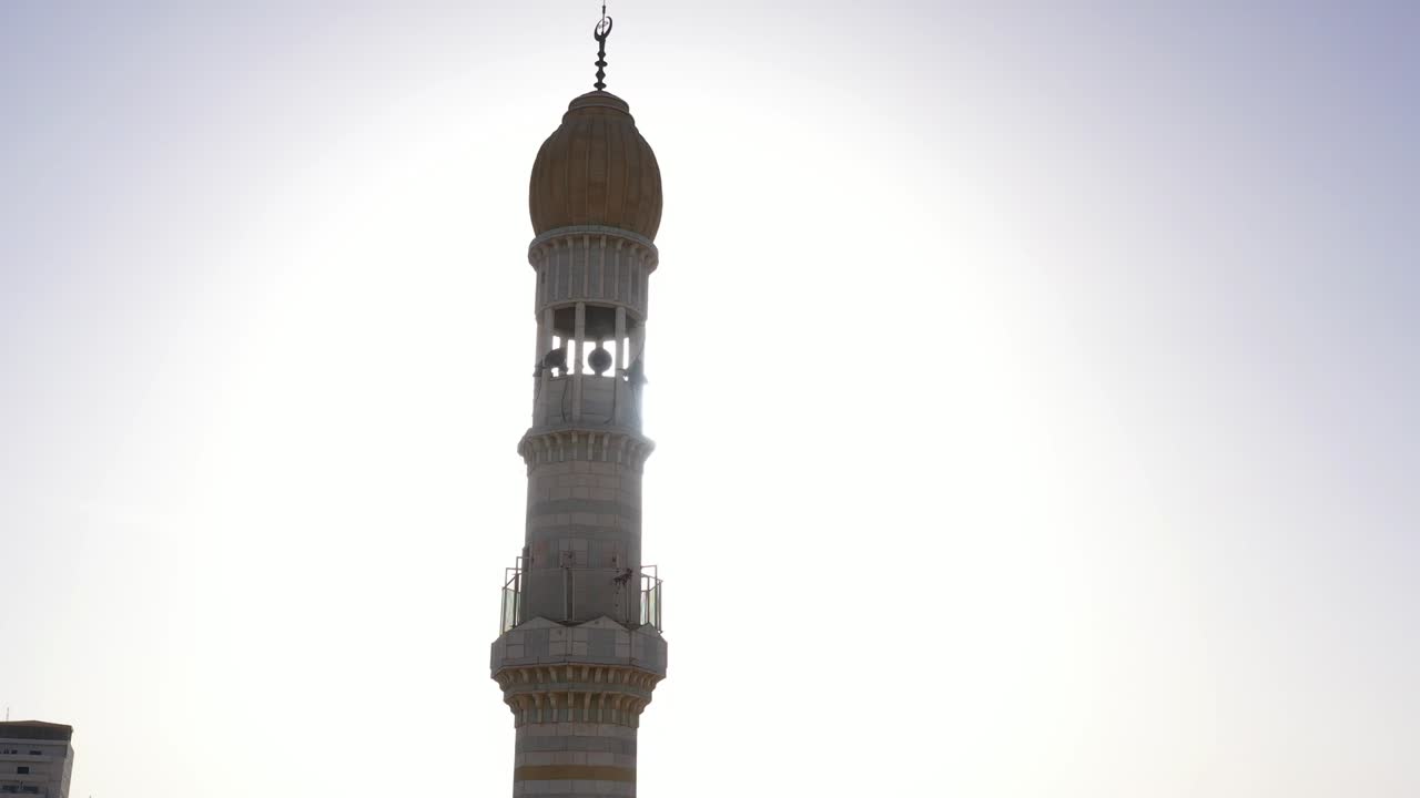 minarete de la torre de la mezquita en el campamento de refugiados de anata, en el cielo azul de jerusalén-aérea