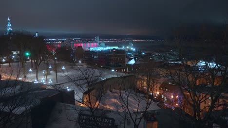 cinematográfico centro de la ciudad de quebec canada noche de invierno frío tiempo de la noche centro de la ciudad muelle mirador punto st lawrence river street iglesia de nieve pacífica en el suelo lento pan a la izquierda panorama movimiento