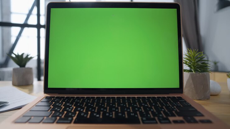 Nahaufnahme eines Chroma-Key-Gadget-Displays auf einem leeren Bürotisch. Mockup-Computer