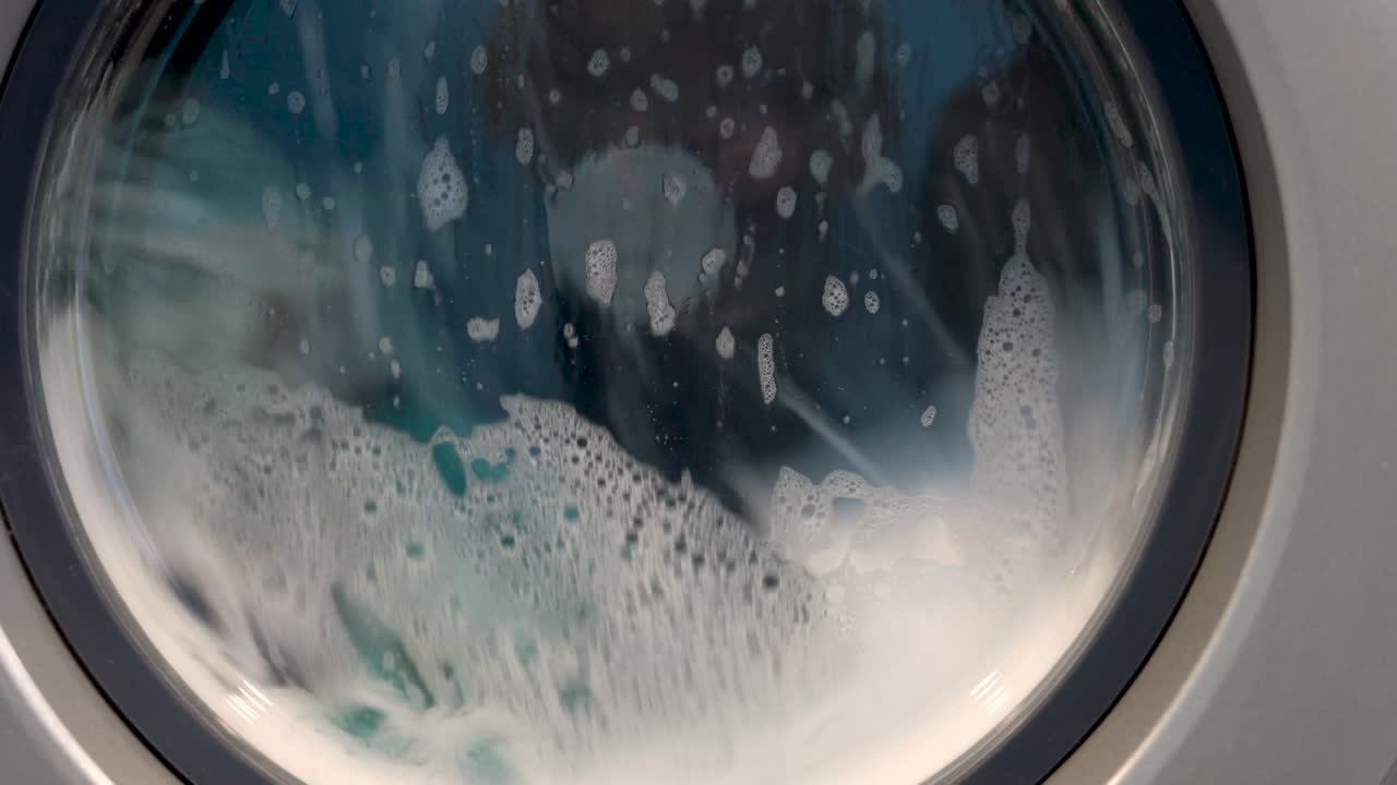 작동 중인 세탁기 문의 가까운