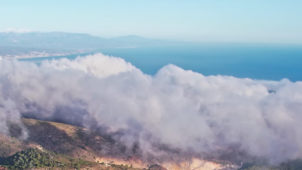Güneşli bir günde bulutlar, Malaga İspanya yakınlarındaki dağları örtüyor