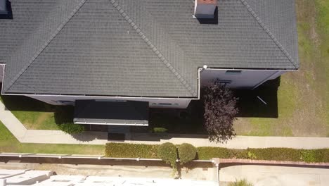 toma aérea de drones volando por encima y lejos de una casa en un movimiento en espiral