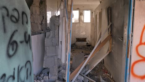 mirando a través de un edificio bombardeado con graffiti cubriendo las paredes restantes en gaza