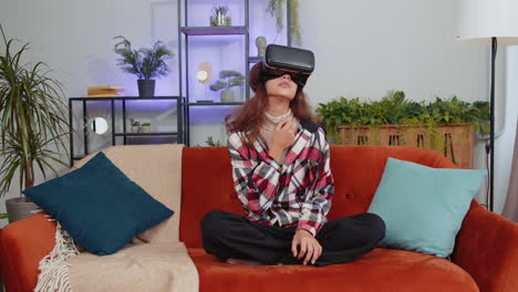 niña usando auriculares de tecnología futurista de realidad virtual para jugar a videojuegos de simulación 3d en casa