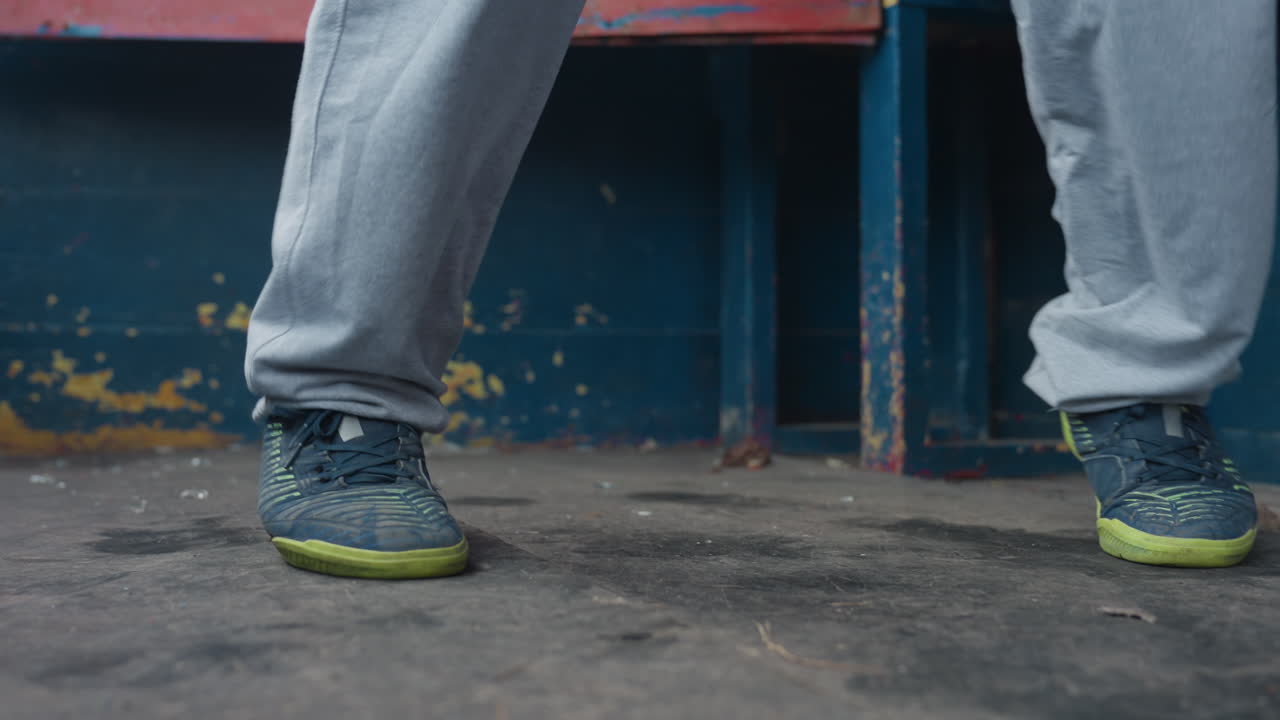 도시 신발 장면, 도시 포장 도로에서 포착된 도시풍 스니커즈, 도시 환경의 캐주얼 신발이 특징인 보도 장면, 도시 배경의 질감 있는 도시 거리에서 스니커즈를 자세히 살펴보기