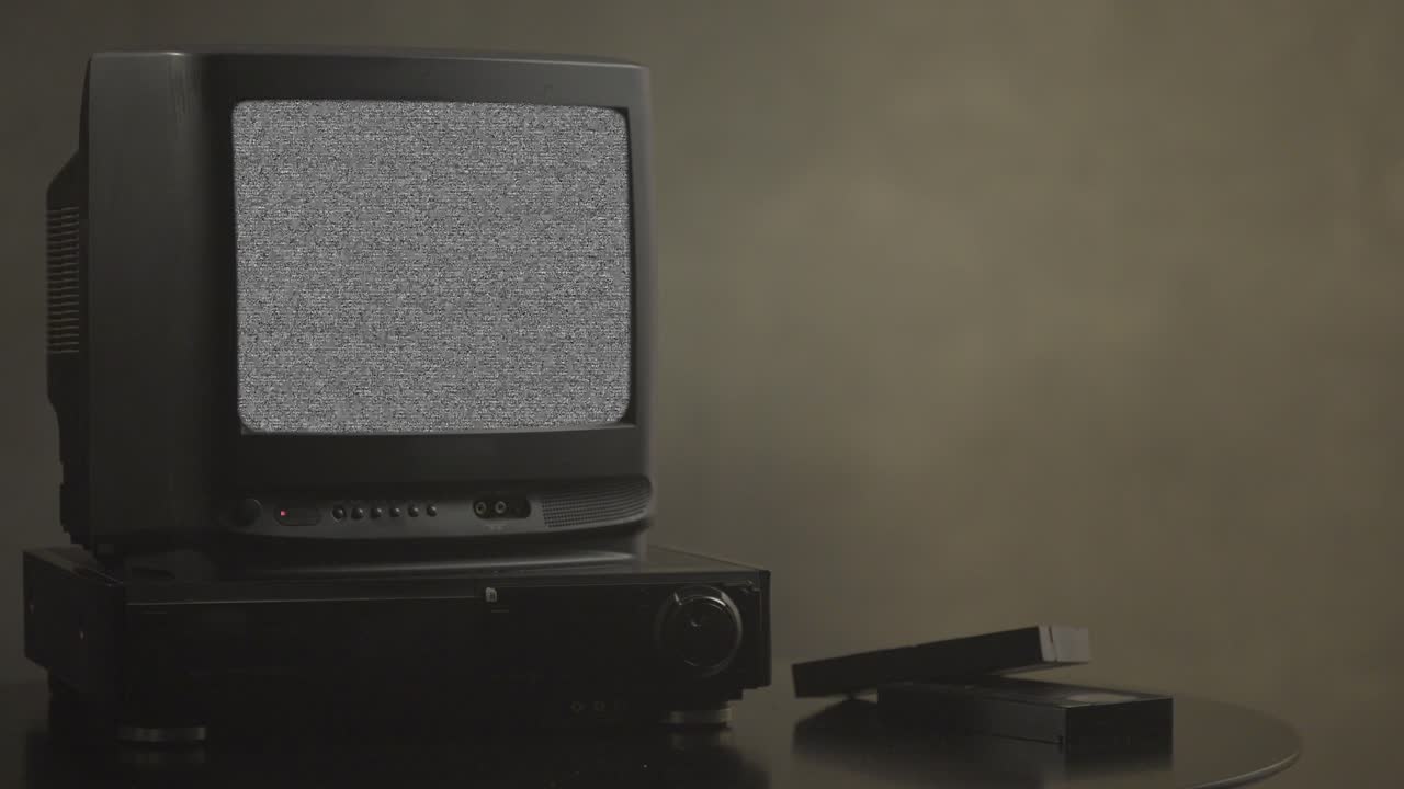 Televisore vintage e videoregistratore