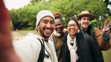 amigos, acampar y al aire libre con selfie