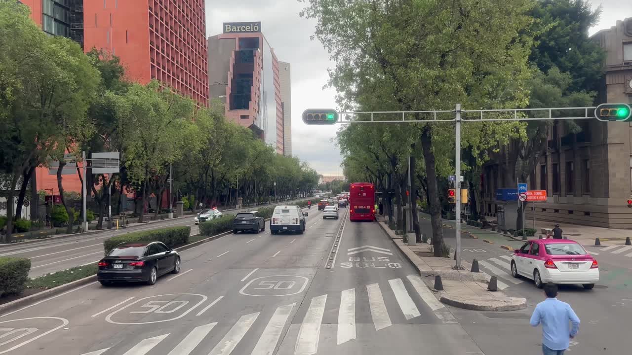 Mexico City Street Scene: Traffic and Cityscape