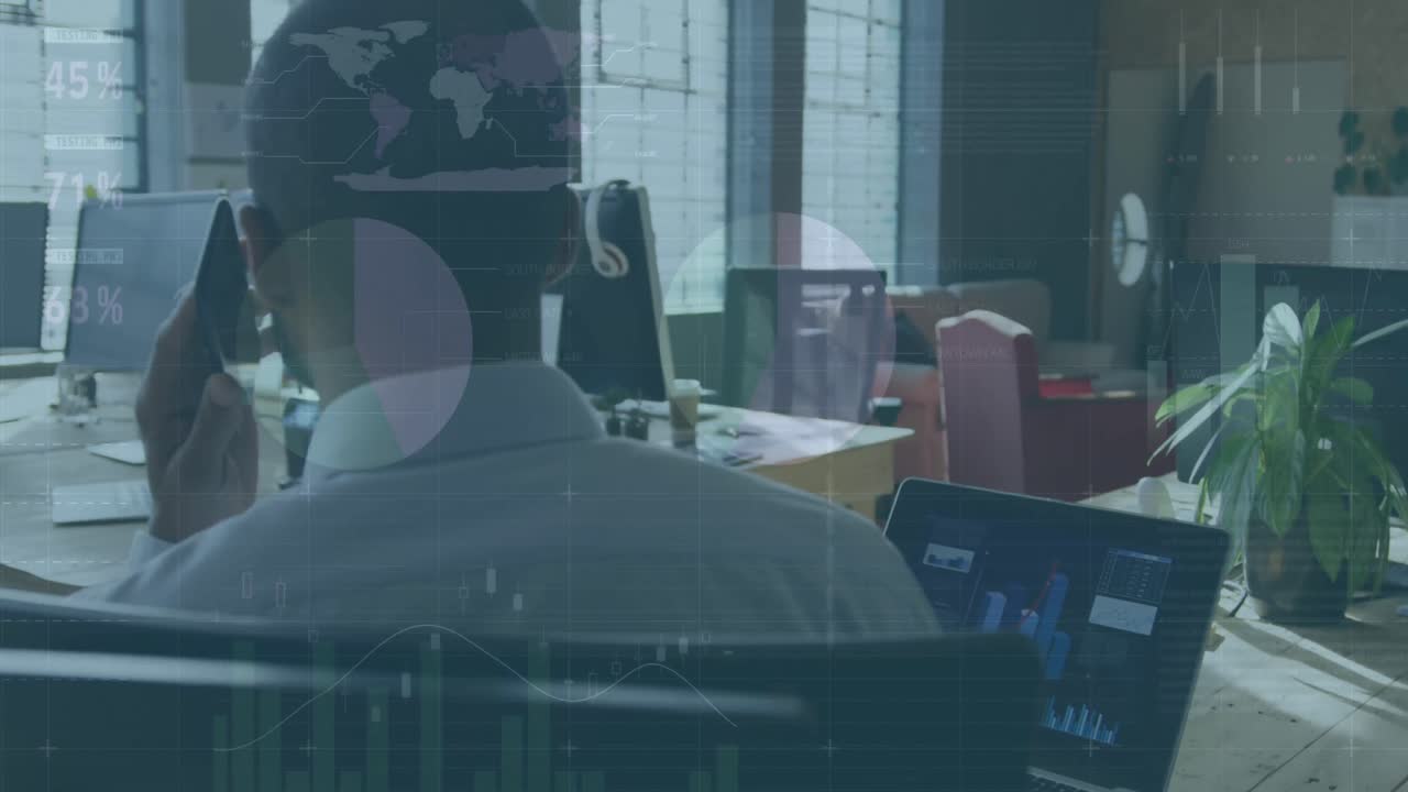 Animação de processamento de dados sobre empresário afro-americano falando ao smartphone no escritório