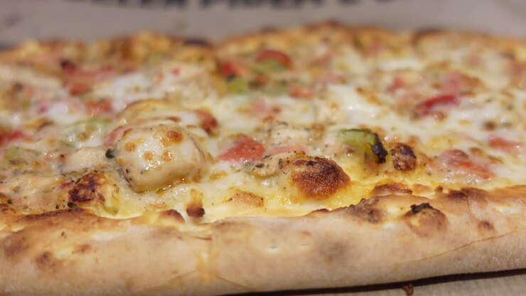 Primo piano di una pizza al pollo