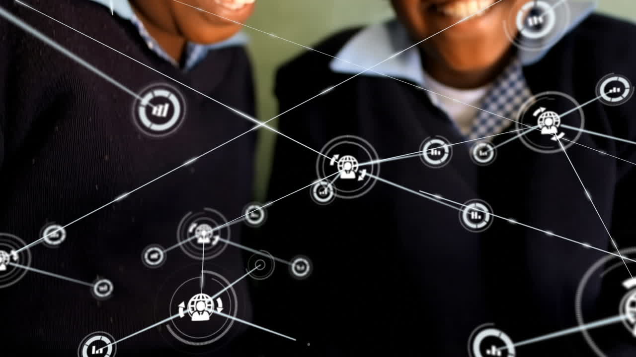 animación de gráfico conectado y persona con iconos de globo sobre niños afroamericanos usando teléfono celular