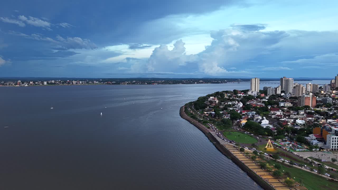 Panoramica aerea di una città costiera sul fiume Paraná, Posadas, Misiones, Argentina. Paesaggio urbano nautico