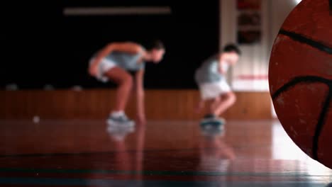 niños de la escuela corriendo en la cancha de baloncesto