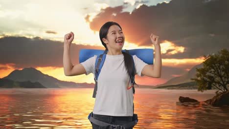 un caminante feliz al atardecer