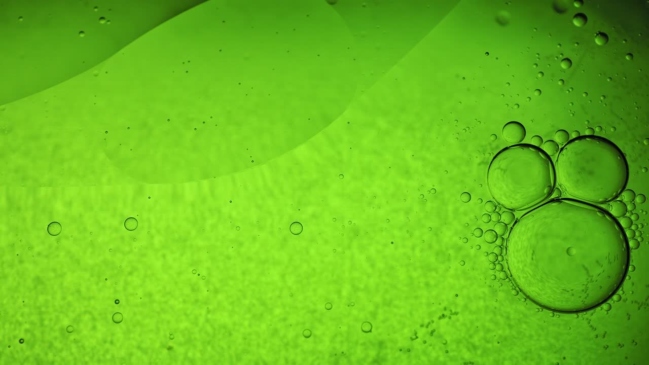 mezcla de agua y aceite, hermosos colores. luz con colores arco iris. primer plano. fondo macro abstracto. burbujas de agua y petróleo. iluminación de luz abstracta