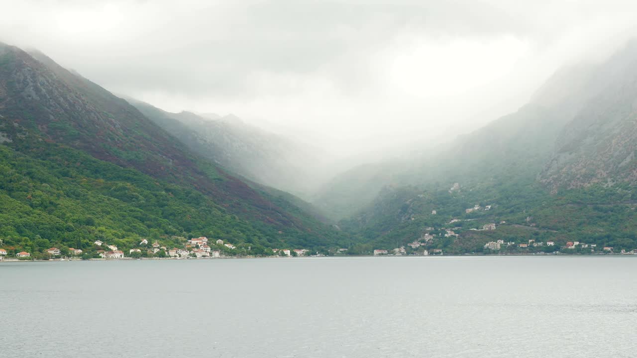 몬테네그로의 바다에 있는 만 (gore bay)
