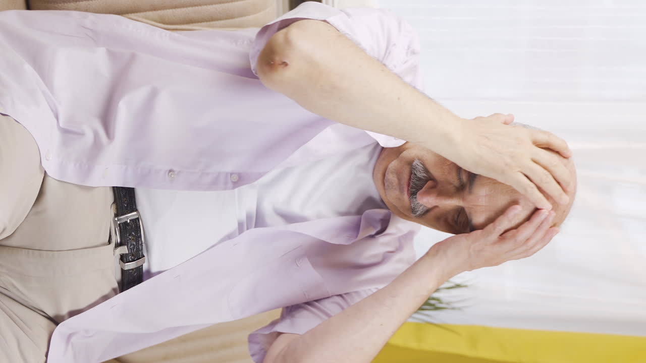 심리적 문제를 가진  ⁇ 은이의 수직 비디오가 집에서 혼자 있습니다.