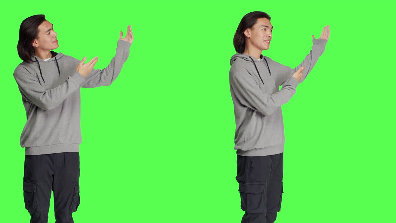 카메라 앞에서 광고를 하는 아시아인