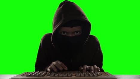 hacker masculino tratando de violar el servidor de datos en el estudio