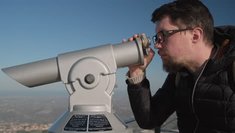 hombre usando un telescopio en un punto de vista