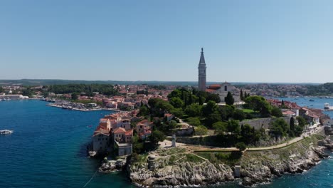 la ciudad vieja de rovinj y la catedral de st.