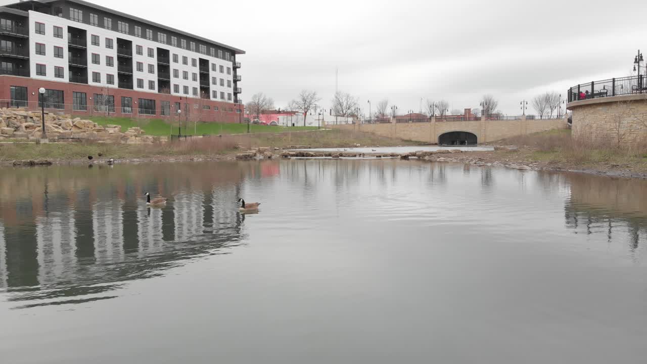 Lejlighedsbygning nær en dam.