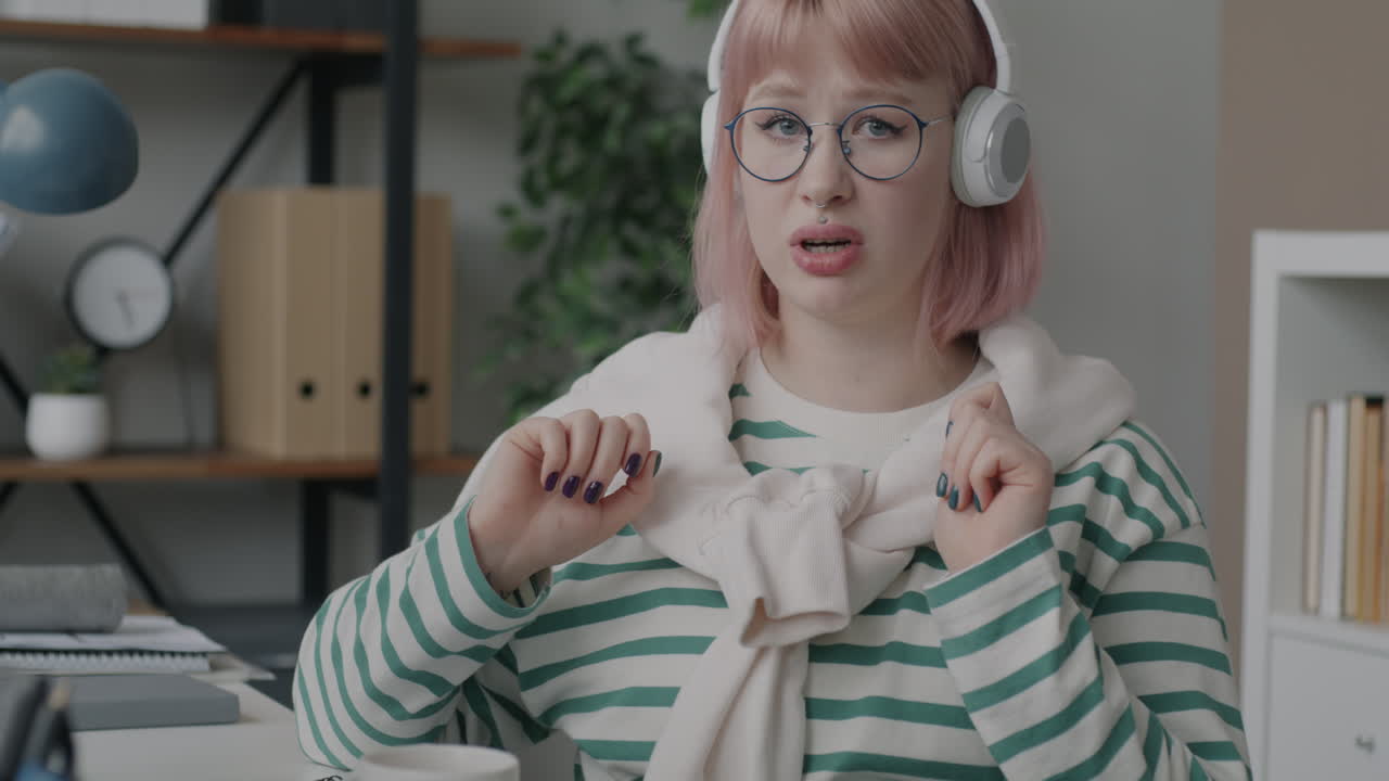 mujer haciendo una llamada de video