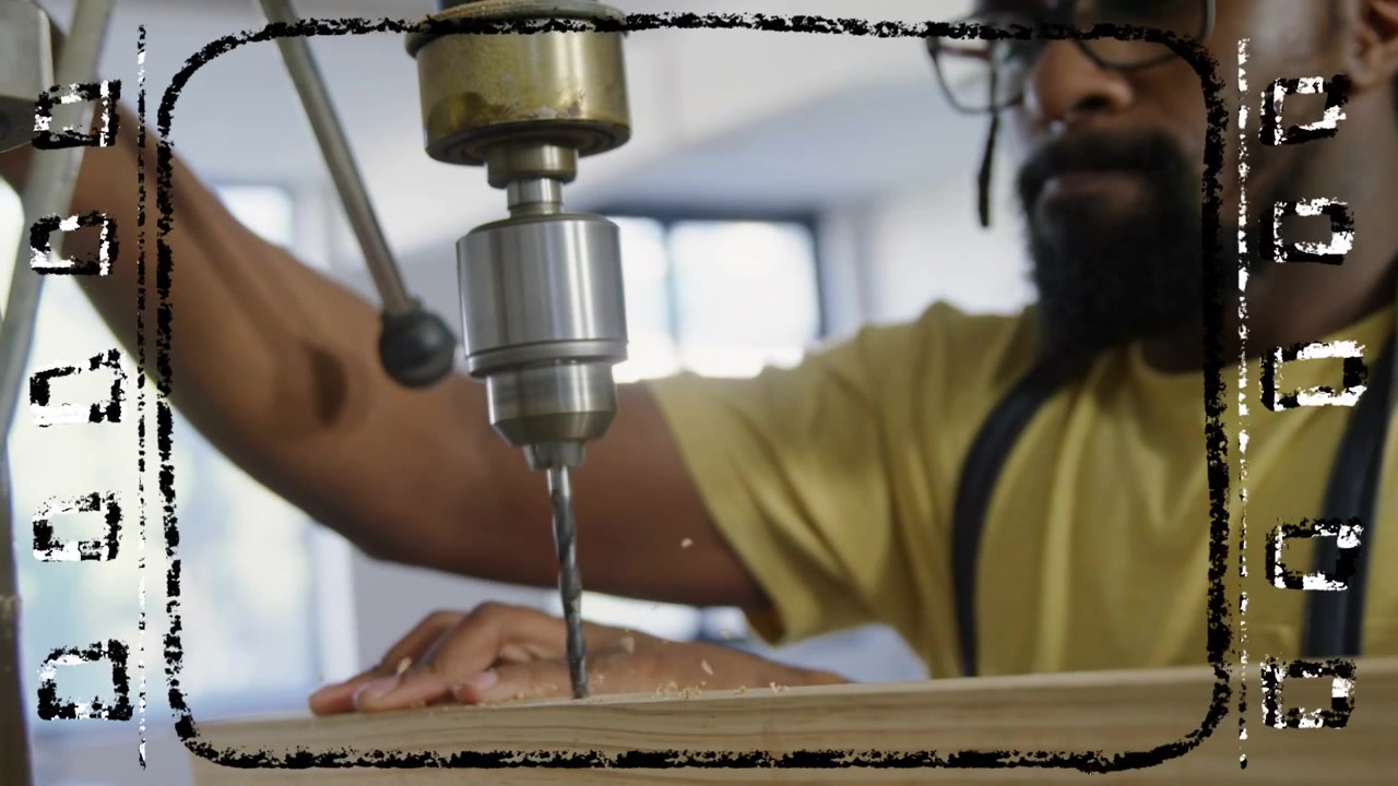 Un bricoleur actionne le levier d'une perceuse, perçant une planche tout en stabilisant ses mains, atteignant la profondeur, avec une bordure de pellicule.