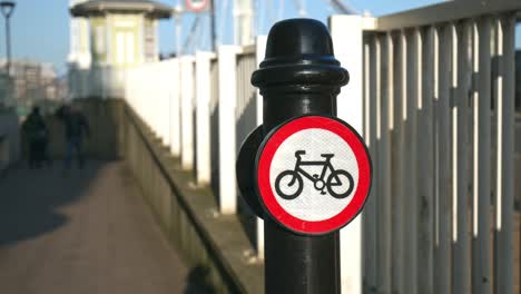 no hay ciclismo más allá de este signo de tráfico en un parque en 4k. los ciclistas desmontan.