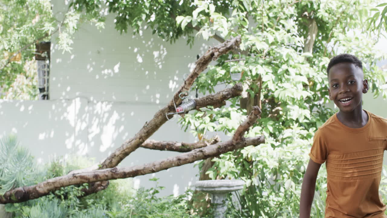 афроамериканский мальчик наслаждается солнечным днем на открытом воздухе, с копировальным пространством