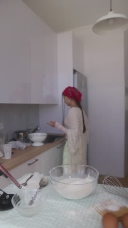 mujer horneando en una cocina