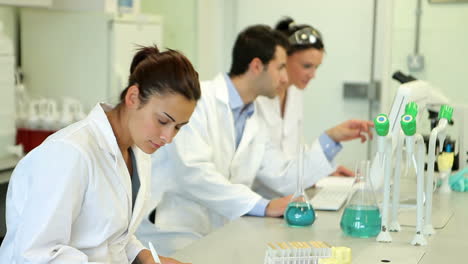 estudiante de química mirando hacia arriba y sonriendo