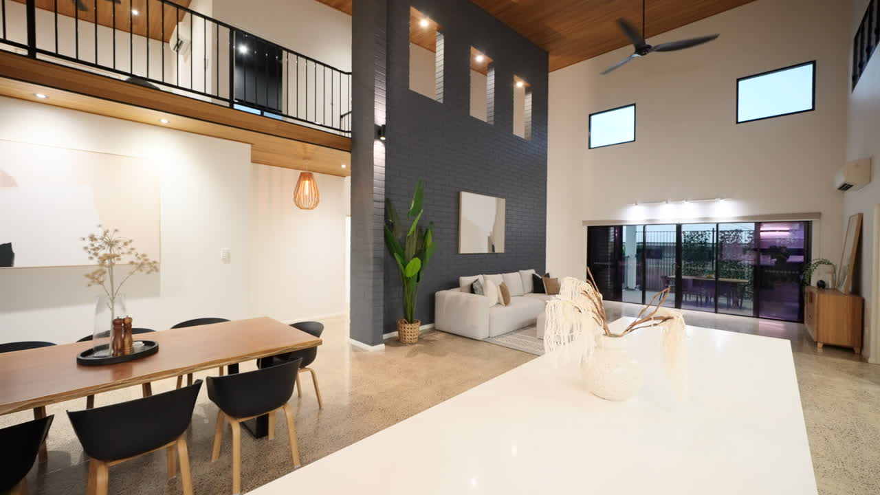 retrocessione gimbal dritta di un moderno interno di casa di lusso