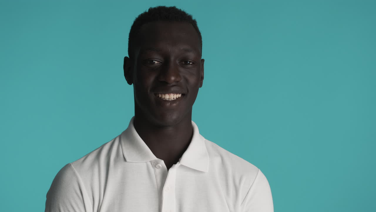 Uomo afroamericano su sfondo blu