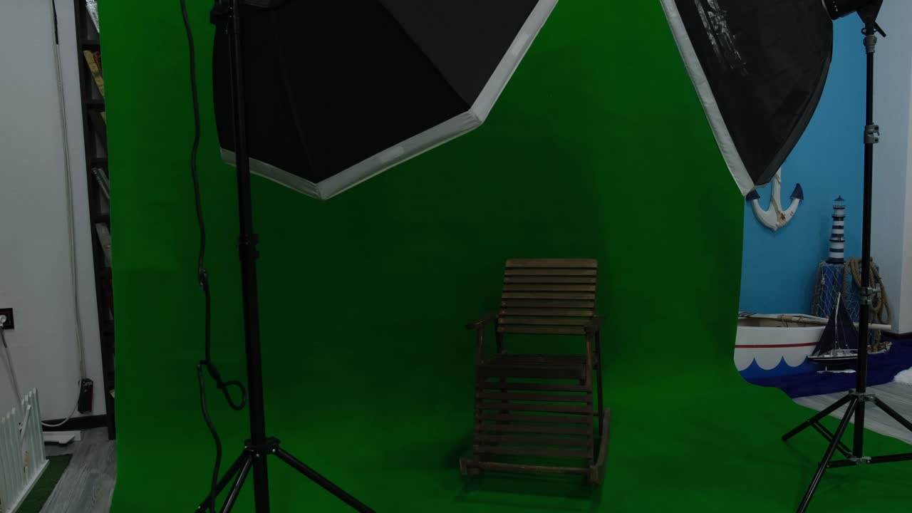 estudio de fotos o video con dos luces de estudio hexagonal. pantalla verde y silla de balanceo
