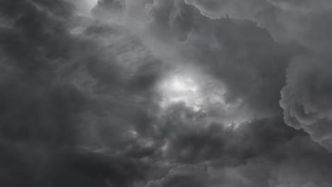 En-La-Víspera-De-Una-Tormenta-Hay-Rayos-En-Las-Nubes-Oscuras