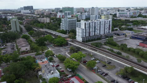 vista aérea de una órbita de un tren entrando en la estación de tren