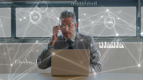 animación de estadísticas y procesamiento de datos sobre empresario caucásico usando computadora portátil en la oficina
