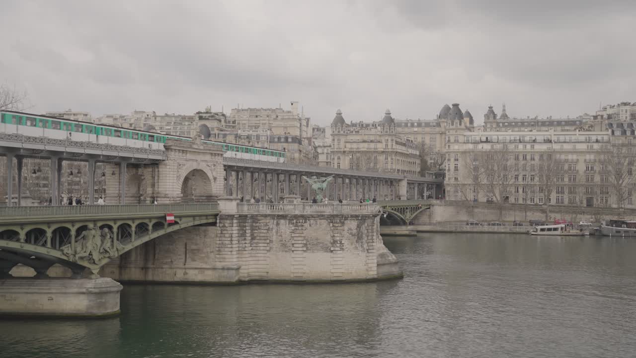 Bir-Hakeim Bridge in Paris