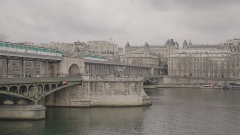 bir-hakeim bridge in paris