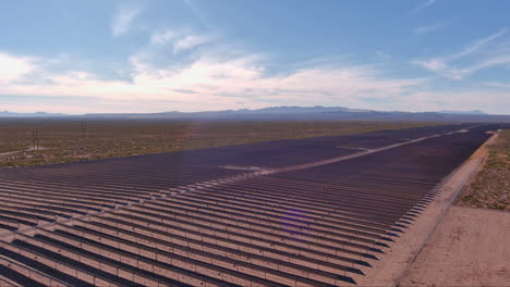 Cinematic-wide-rotating-drone-shot-of-a-solar-farm-in-Arizona,-solar-panels