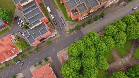 Calles-De-La-Ciudad-Y-Edificios-De-Apartamentos-De-Los-Suburbios-De-La-Ciudad-De-Klaipeda,-Vista-Aérea-De-Arriba-Hacia-Abajo