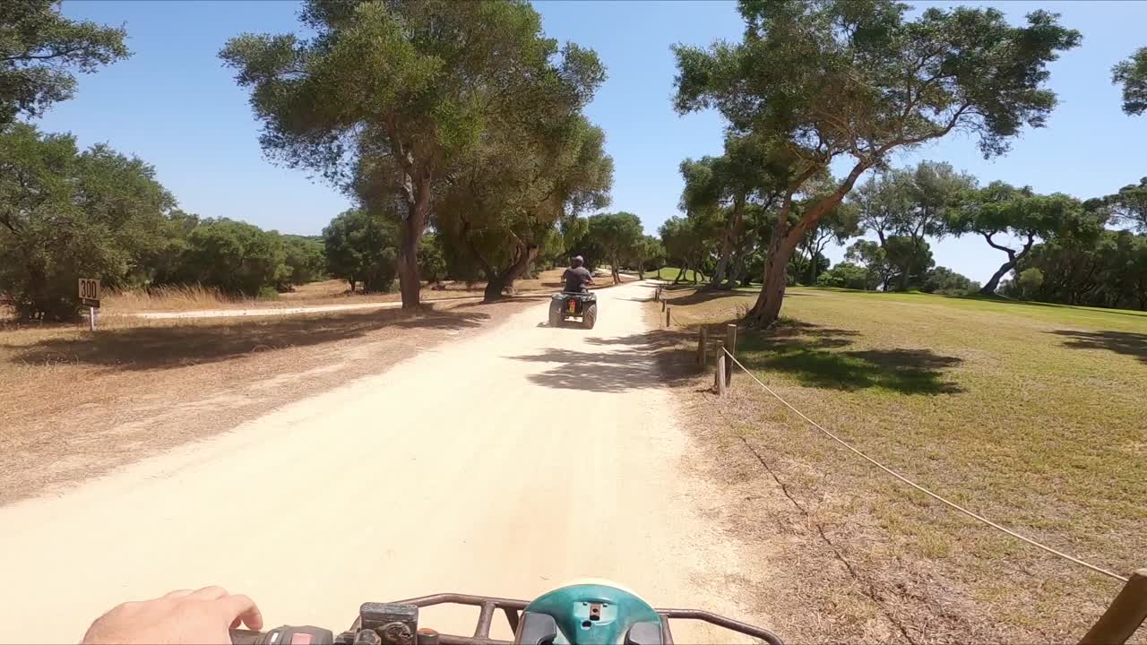giro in quad 4x4 sul percorso in movimento verso la telecamera