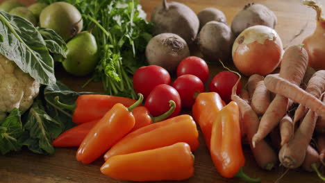 légumes biologiques de saison sur la table