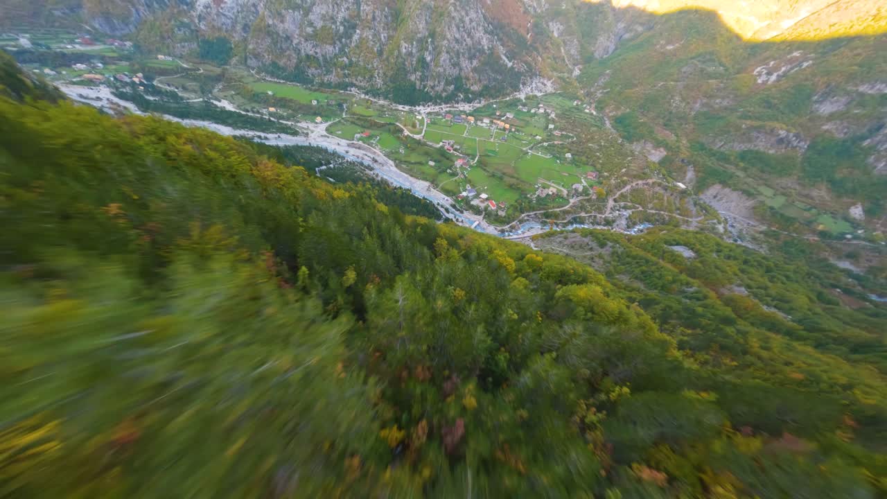 vuelo de proximidad de drones por una montaña de colores otoñales hacia el pueblo de theth en albania