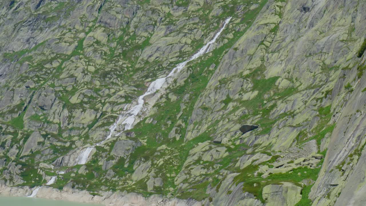 agua que fluye por las montañas rocosas de suiza