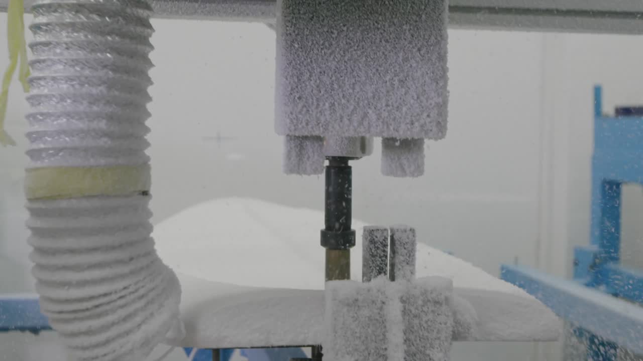 워크 ⁇  에서 기계 에 의해 형성 되고 있는 서프보드