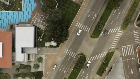 Toma-Panorámica-De-Drones-De-La-Ciudad-De-Ibarra,-Ecuador.