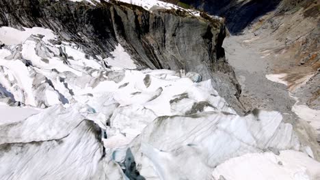 Toma-Aérea-De-Un-Glaciar-En-Los-Alpes-Italianos,-En-El-Valle-De-Aosta