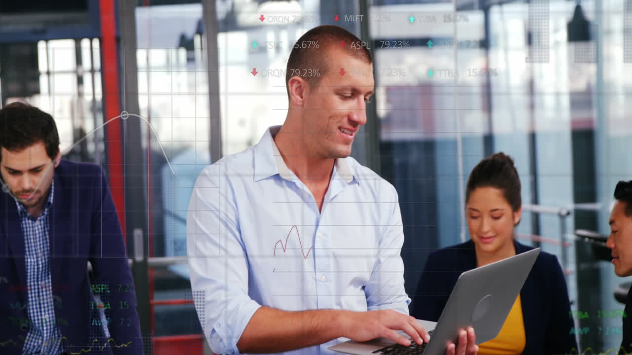 animación de procesamiento de datos estadísticos y de bolsa sobre hombre caucásico usando computadora portátil en la oficina.